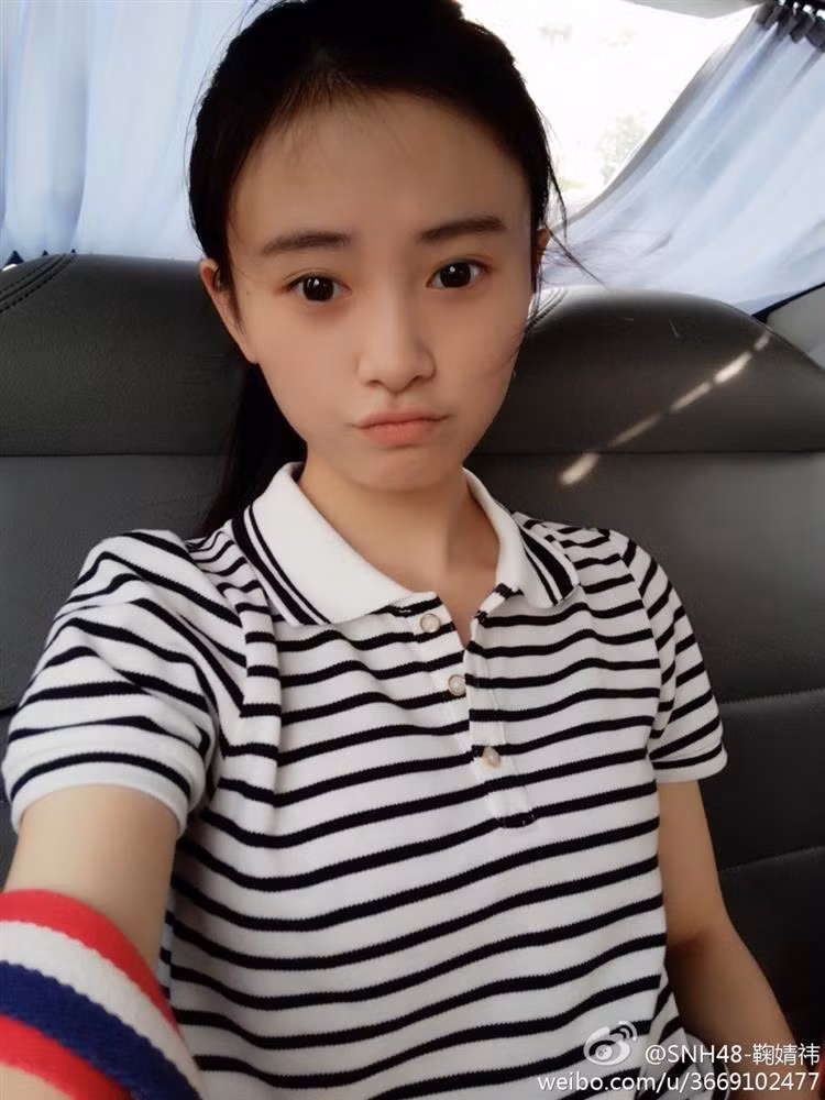 Cô cũng từng nhận chỉ trích khi thường được giới thiệu là "mỹ nữ 4000 năm có một", trong khi gương mặt từng đụng chạm dao kéo. Dù vậy, không thể phủ nhận sức ảnh hưởng của Cúc Tịnh Y ở thời điểm hiện tại, khi mỗi bộ trang phục, phong cách make-up của cô đều trở thành hottrend.