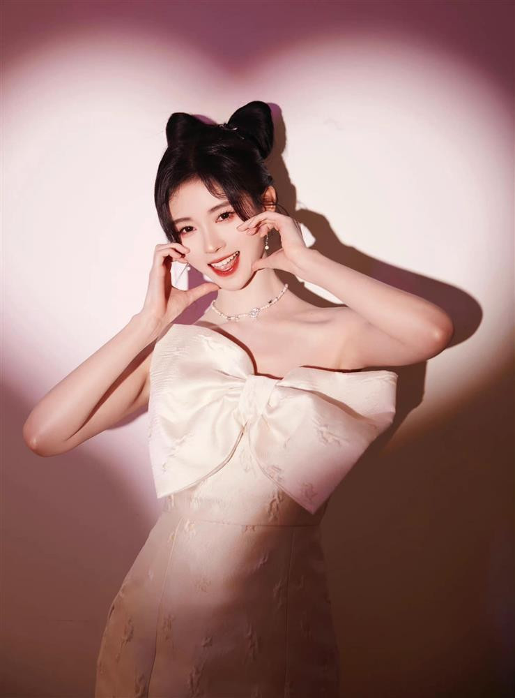 Cúc Tịnh Y sinh năm 1994, từng là thành viên nhóm nhạc nữ idol SNH48 trước khi lấn sân diễn xuất. Cô góp mặt trong nhiều tác phẩm có tiếng như Vân Tịch Truyện (2018), Tân Bạch Nương Tử Truyền Kỳ (2019), Như Ý Phương Phi (2020)...