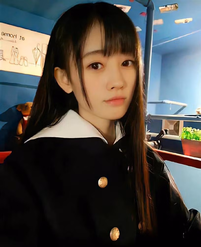 Bên cạnh đó, cũng có ý kiến cho rằng nhan sắc Cúc Tịnh Y trước đây khác xa so với hiện tại, gần như không thể nhận ra.