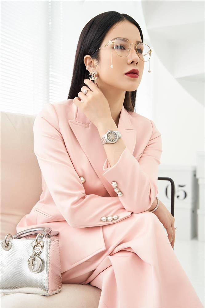 Sau thông báo từ Diệp Lâm Anh, nhiều người cũng quan tâm những động thái của cựu mẫu khi rời khỏi nhà chồng. Trên trang cá nhân, Diệp Lâm Anh vẫn liên tục cập nhật cuộc sống đời thường, không để lộ những dấu hiệu buồn bã khi hôn nhân đi vào ngõ cụt. Hôm 3/1, Diệp Lâm Anh đăng ảnh lên đồ sành điệu, như nữ tổng tài. Cô cũng gửi lời chúc tới mọi người: "Đầu tuần mới nhiều năng lượng. Đầu tháng mới nhiều may mắn nhé cả nhà!".