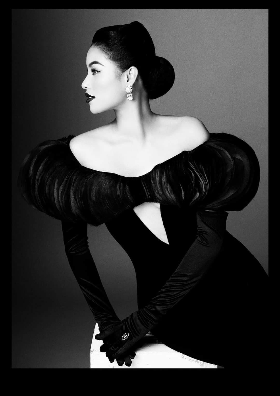 "Cuộc sống của chúng ta không phải lấy sự ưa thích mà tồn tại, không cần đòi hỏi ai yêu thích mình, có thể vui vẻ mà lưng đeo đại địa, mặt hướng trời xanh. Chỉ cần bạn hiểu được đều này, gông xiềng đã bị phá bỏ. Bạn có thể tự do mà hít thở, trước đây, tôi cứ cho rằng kiên trì sẽ khiến chúng ta mạnh mẽ hơn nhưng sau khi lớn lên mới phát hiện, buông bỏ mới khiến chúng ta mạnh mẽ. Ai rồi cũng sẽ gặp một người dành cho cuộc đời mình. Cứ chờ dù sớm hay muộn người ấy sẽ xuất hiện khiến cuộc sống bạn tươi sáng hơn", Phạm Hương viết.