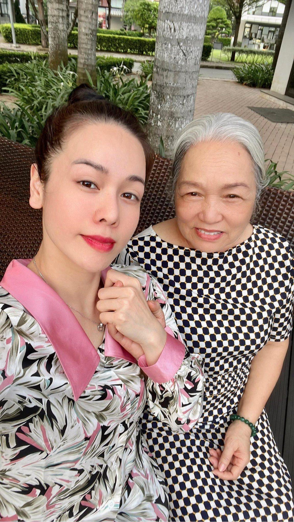 Nhật Kim Anh đưa mẹ đi dạo.