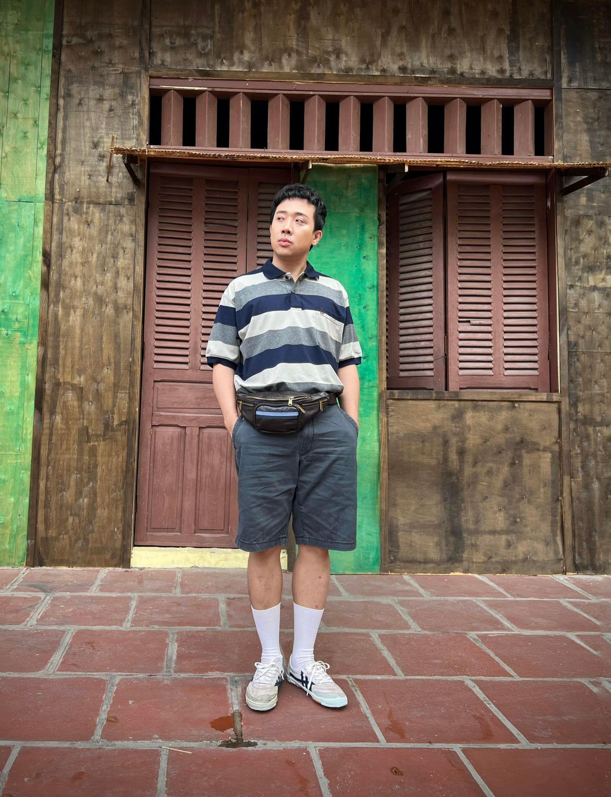 MC Trấn Thành với hình ảnh trẻ trung như nam sinh.