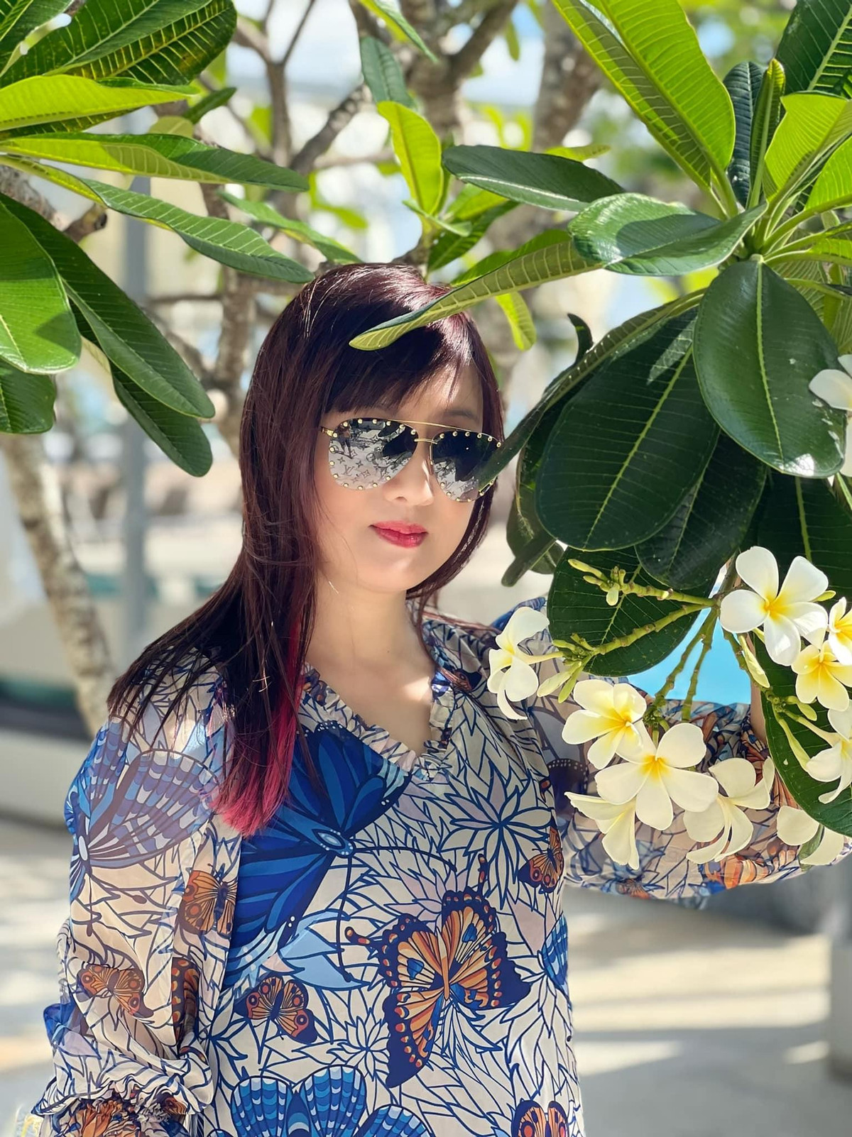 Gia đình Hiền Mai đi du lịch: "Hy vọng sẽ là kỷ niệm đẹp cho Tony trước khi lên đường về Mỹ học hành. Để con nhớ là ở Việt Nam luôn là vui nhất, luôn có những tình thương yêu của gia đình bạn bè mong chờ con về. Cố gắng học thật giỏi nha con. Và trở về Việt Nam, trở về nhà".