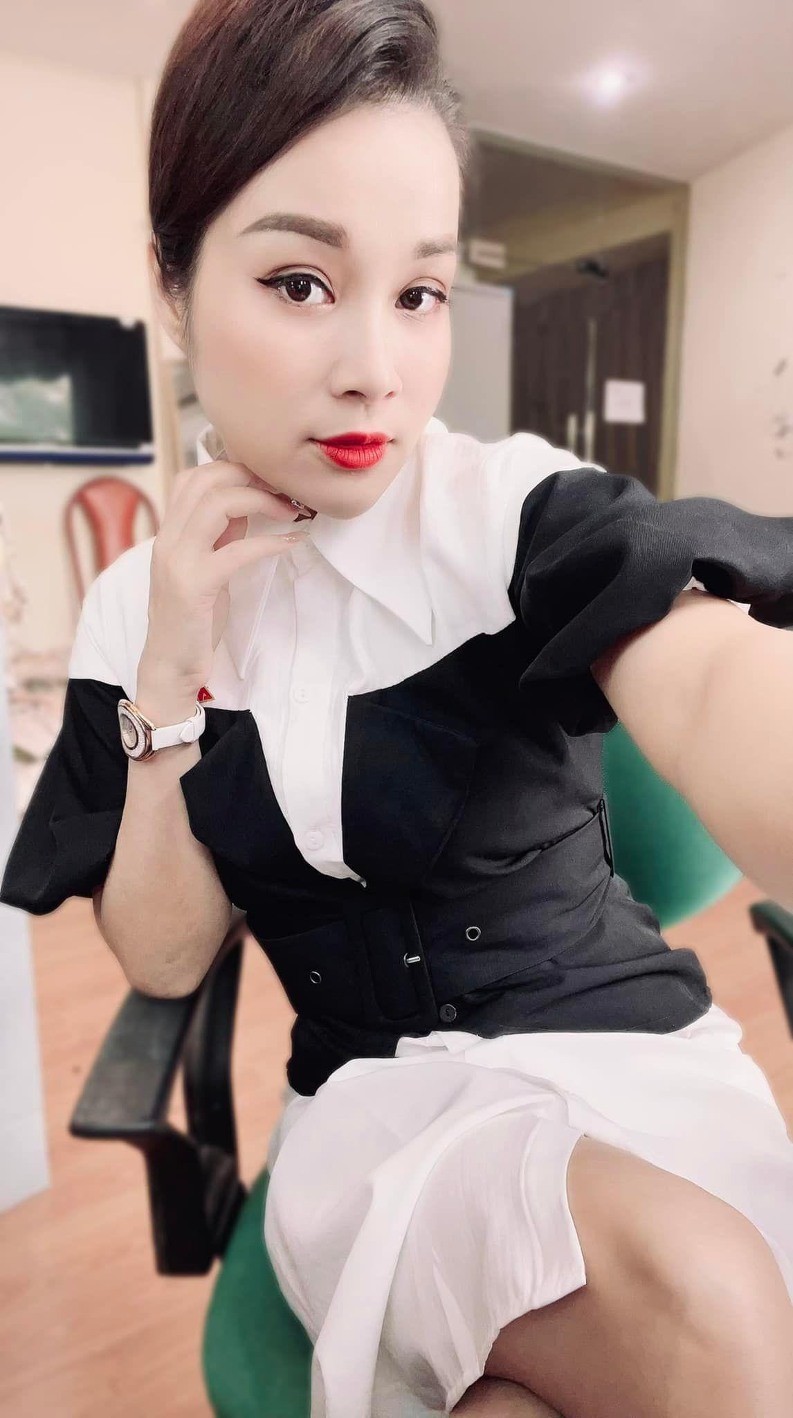 MC Minh Hương thật thà thừa nhận dù ngoài đời không xinh nhưng lên hình cô phải thật ấn tượng.