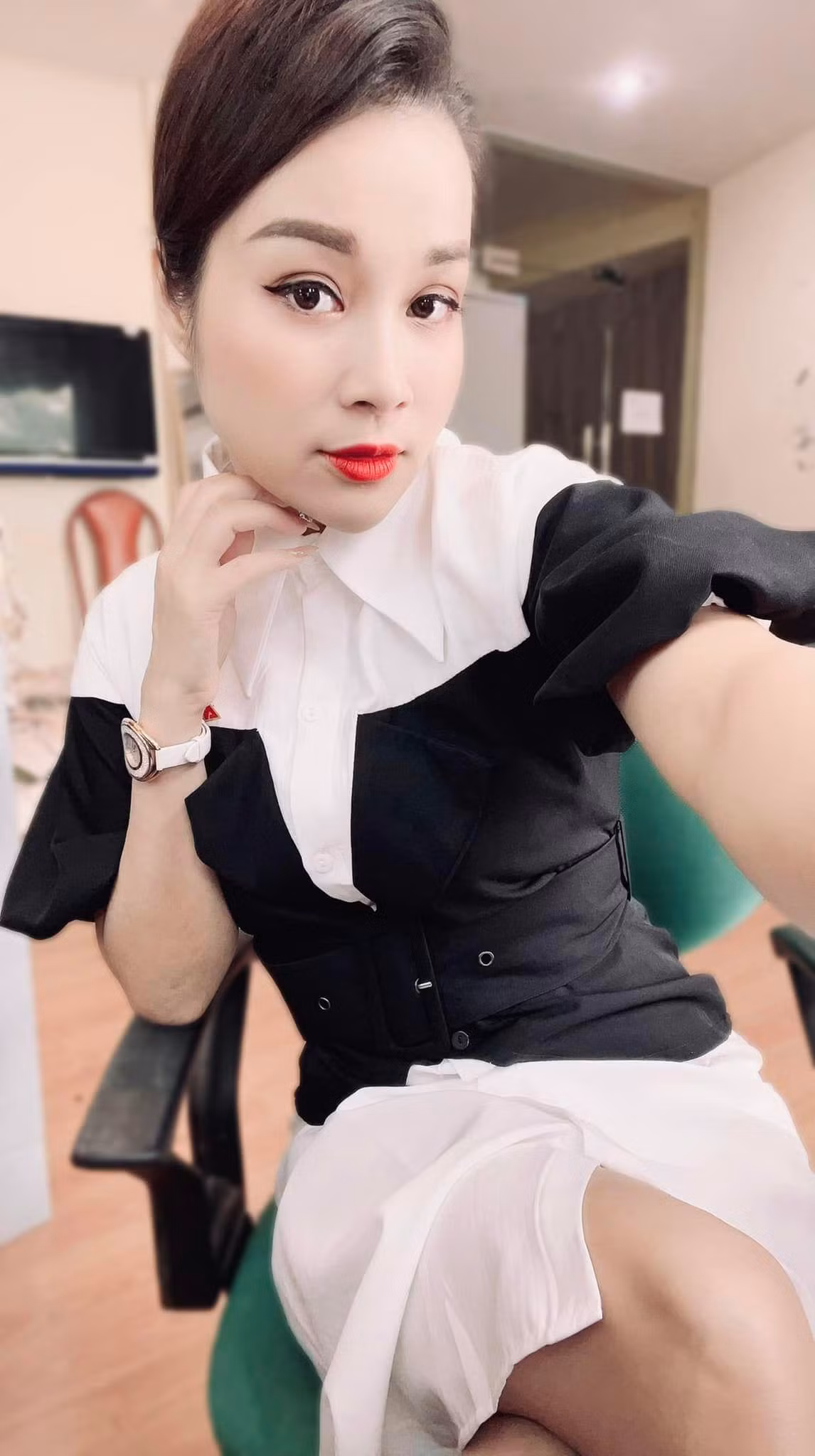 MC Minh Hương thật thà thừa nhận dù ngoài đời không xinh nhưng lên hình cô phải thật ấn tượng.