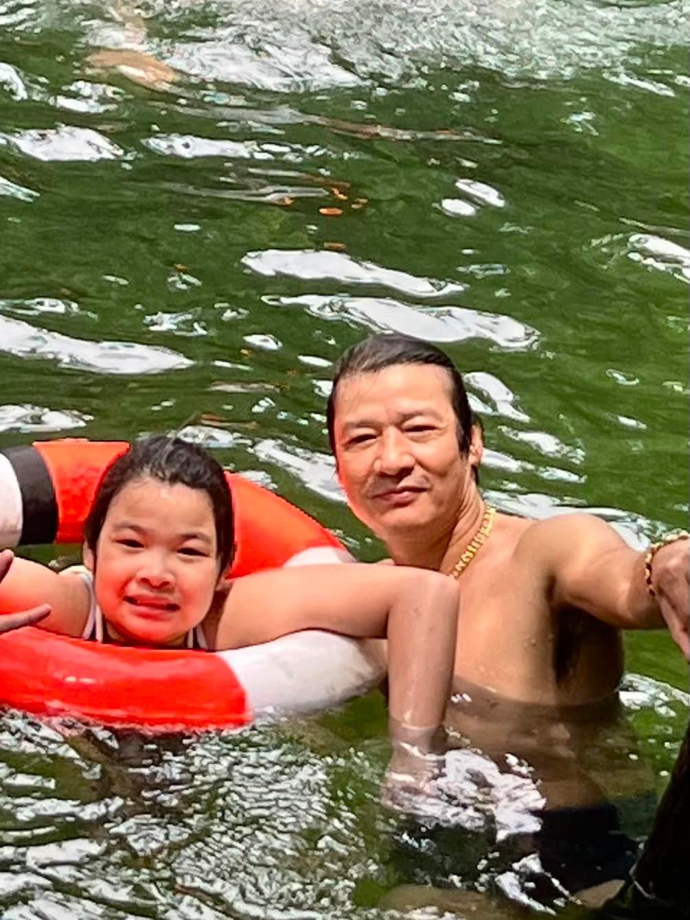 Nghệ sĩ Hoài Nam đưa con gái đi bơi.