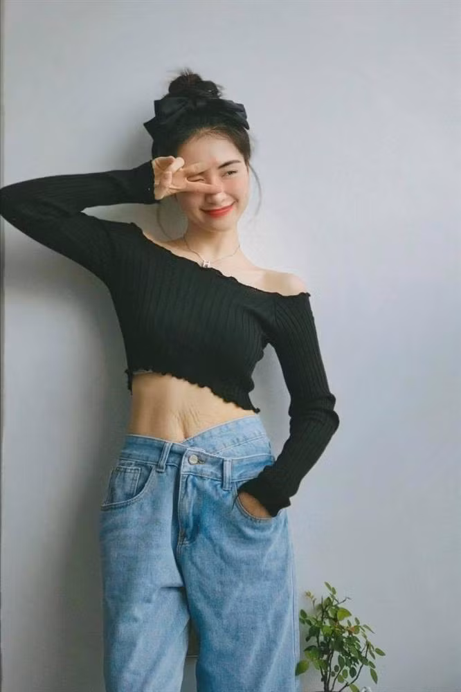 Khi mang bầu bé Bo - con trai đầu lòng, da bụng Hòa Minzy rạn đến mức nứt đỏ, ngứa ngáy. Sau 2 năm sinh con, nữ ca sĩ đã bôi đủ các loại thuốc từ rẻ tới đắt nhưng không thể lấy lại làn da thời son rỗi, chỉ phần nào bớt thâm. Cô cũng giải thích thêm tình trạng bụng rạn có phần nặng hơn đối với những mẹ bỉm sữa có tạng người gầy, da mỏng.