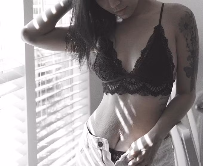 Khi mang thai cặp sinh đôi, vợ Baggio tăng 17 kg, khiến sau sinh da bụng cô chằng chịt các vết rạn, mất độ đàn hồi, chảy xệ, chùng nhão. Cơ thể kém gọn gàng, không còn như thời son rỗi khiến Quỳnh Trâm từng buồn bã, chán nản suốt thời gian dài, luôn thấy tủi thân mỗi khi soi gương. Nhờ những hành động yêu thương từ chồng, con, dần dần Quỳnh Trâm cũng gạt bỏ được sự mặc cảm.