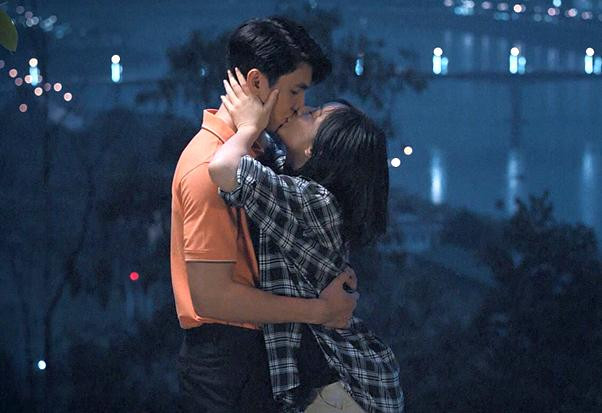 Trước đó, Quân yêu Sơn Ca (Quỳnh Kool), một cô nàng cá tính và cũng xuất thân nghèo khó với gia cảnh khó khăn.