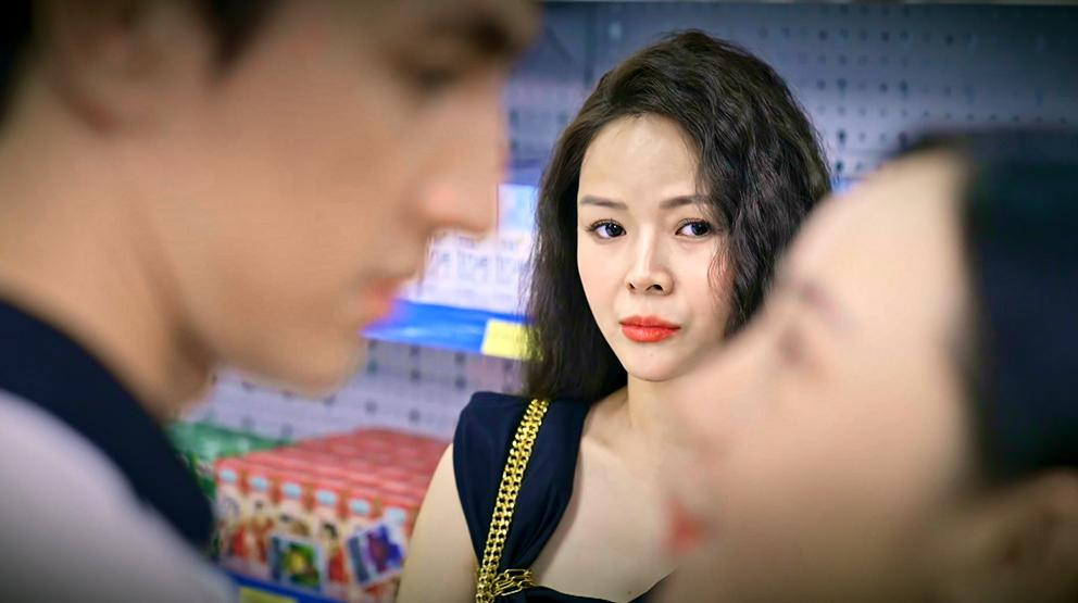 Trong 'Gara hạnh phúc', Bình An còn có nhiều cảnh khóa môi với đàn chị Diễm Hương - bạn diễn hơn 7 tuổi. Diễm Hương đã gửi lời cảm ơn đến Bình An trong buổi ra mắt phim bởi anh đã giúp cô tự tin khi lần đầu thực hiện cảnh khóa môi bạn diễn trên màn ảnh. "Tôi đặc biệt cảm ơn An vì An có kinh nghiệm từ phim trước rồi nên lần đầu tiên hai chị em đóng hôn nhau An nói là: Chị cứ mạnh mẽ lên, nhìn mặt em đây này".