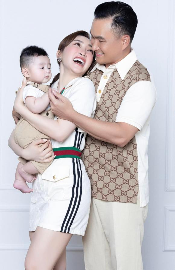 Trong ảnh, cả nhà Chi Bảo diện trang phục đơn giản nhưng thanh lịch và sang trọng đến từ những thương hiệu đắt đỏ như Gucci, Dior.... Bà xã nam diễn viên hài hước tiết lộ không khí của buổi chụp ảnh: "Anh xã và ông con bị mẹ ép đi chụp hình studio, nếu không chụp mặt mẹ sẽ sưng vù nên 2 ba con đành ngậm ngùi".