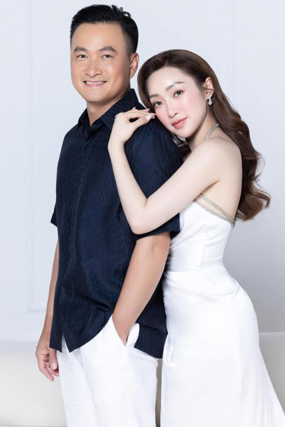 Vợ trẻ của nam diễn viên đã lấy lại phong độ hình thể và nhan sắc sau khi sinh con.