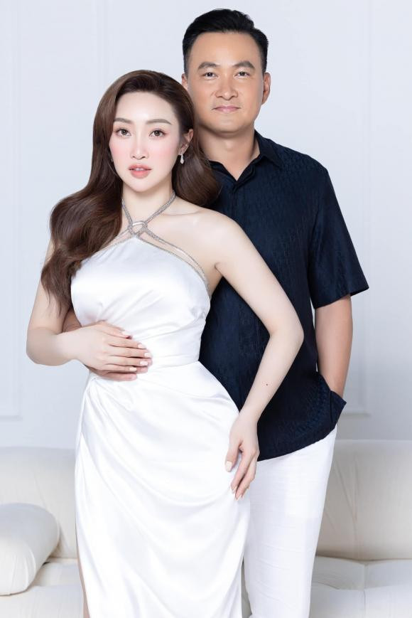 Không chỉ thế, vợ trẻ của Chi Bảo còn tiết lộ chuyện tập cho con trai tính tự lập bằng cách không cho con ngủ chung dù bé đòi: "Mấy hôm nay Gia Khang cứ đòi nằng nặc ngủ với ba mẹ. Nhưng Chang nhất quyết không đồng ý và nói: "Con phải ngủ riêng để rèn tính tự lập". Ngay sau đó ông con hỏi mẹ: "Vậy tại sao ba lớn rồi vẫn ngủ với mẹ?". Mẹ cứng họng luôn". Câu chuyện dí dỏm nhưng lại thể hiện được cách dạy con và tạo không khí vui vẻ trong gia đình của bà xã Chi Bảo khiến ai cũng xuýt xoa.