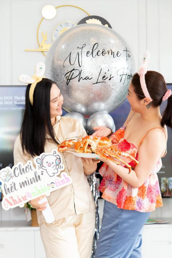 Nữ ca sĩ diện đồ bộ phi bóng với dáng rộng thùng thình khiến cô trông như tăng cả chục kí.