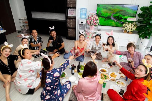 Qua những hình ảnh do ca sĩ Pha Lê đăng tải, có thể thấy, tổ ấm mới của nữ ca sĩ có không gian khá rộng và đầy đủ tiện nghi. Phòng khách được trang trí hiện đại với kính lắp tạo thành tổng thể ngập tràn ánh sáng tự nhiên. Gian bếp cũng được cô đầu tư vật dụng xịn xò để thỏa thú vui nấu nướng của mình. Ngoài ra, các tủ trong nhà đều được đóng bằng gỗ xịn nên trông khá sang trọng.