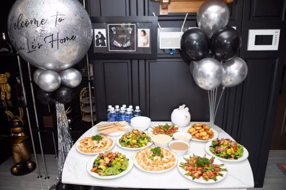 Pha Lê tổ chức tiệc tân gia tại nhà cực dễ thương.