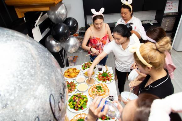 Tuy nhiên, do chọn kiểu đồ suông rộng cùng chất liệu phi bóng nên nữ ca sĩ trông như mập lên cả chục kí. Điểm cộng là gương mặt mộc cực mịn màng, hồng hào.