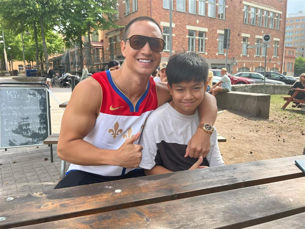 ình ảnh Subeo thân thiết bên bố dượng Kim Lý trong chuyến du lịch gần đây.