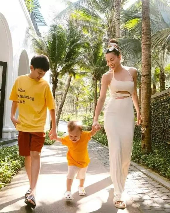 ubeo chào đời năm 2010, là trái ngọt hôn nhân của Hồ Ngọc Hà và Cường Đô La. Sau khi bố mẹ ly hôn, cậu bé vẫn nhận được sự quan tâm đủ đầy từ 2 phía, có thêm 2 tổ ấm hạnh phúc.