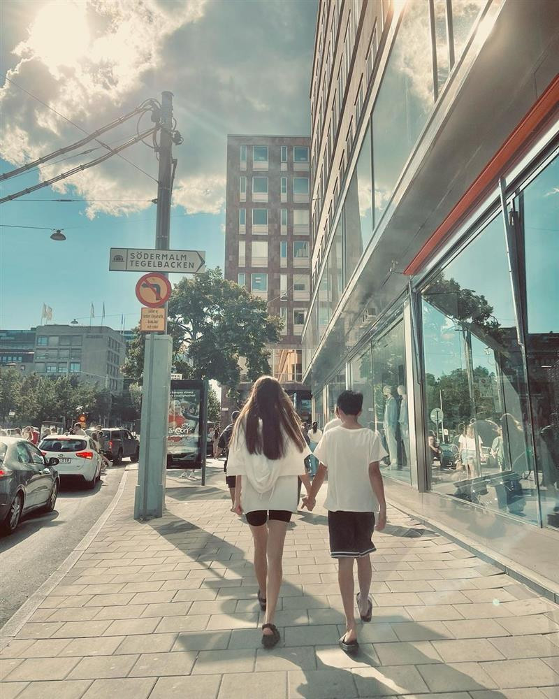 Cậu bé sở hữu đôi chân thon dài miên man, thừa hưởng từ bà mẹ nổi tiếng.