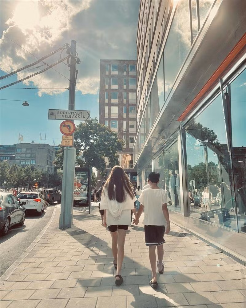 Cậu bé sở hữu đôi chân thon dài miên man, thừa hưởng từ bà mẹ nổi tiếng.