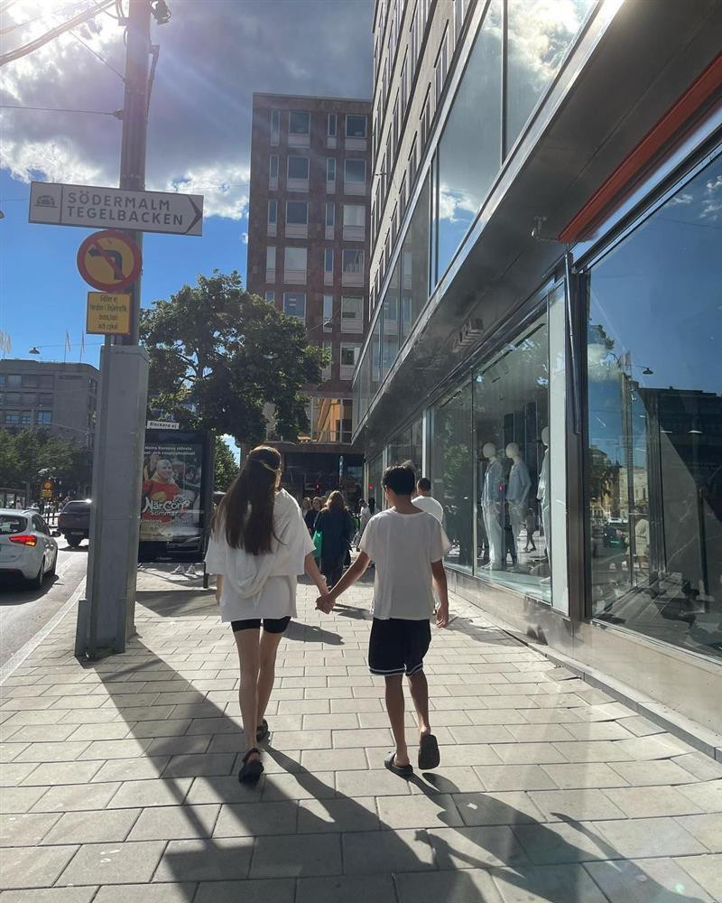 hoảnh khắc đời thường của Hồ Ngọc Hà và con trai cả. Tuy nhiên, thu hút sự chú ý hơn cả là vóc dáng cao ráo vượt trội của Subeo ở tuổi 12. 