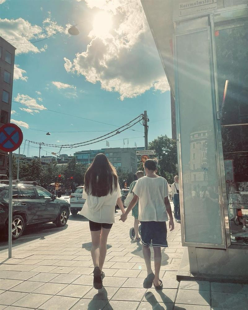 ubeo sở hữu đôi chân dài miên man, chẳng mấy mà theo kịp mẹ. Có thể thấy Subeo đang phát triển mạnh về chiều cao, nhiều người dự đoán cậu bé sẽ vượt mẹ trong tương lai không xa.