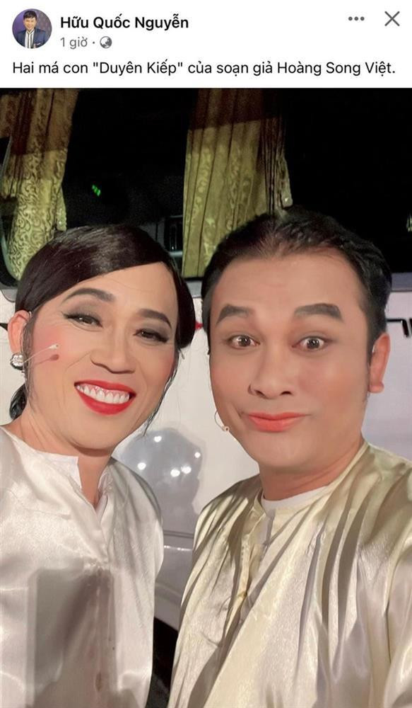 Sau những ồn ào từ vụ ăn chặn tiền từ thiện lũ lụt miền Trung, Hoài Linh dần trở lại với nghiệp diễn. Nam danh hài chăm chỉ đi show ở tỉnh cùng đồng nghiệp. Đáng nói, hầu hết những lần trở lại sân khấu, Hoài Linh đều xuất hiện trong hình tượng giả gái. Trong khi đó, cuối năm 2011, nam nghệ sĩ từng lên tiếng tuyên bố bản thân sẽ không bao giờ giả gái nữa. Trong bức ảnh mới nhất được tag từ NSƯT Hữu Quốc, Hoài Linh diện bộ đồ bà ba màu trắng, trang điểm đậm, tóc búi thấp nhập vai “Sáu Bảnh” trong vở diễn Duyên Kiếp của soạn gia Hoàng Song Việt. Diện mạo giả gái lần này của anh còn khiến nhiều người suýt không nhận ra.