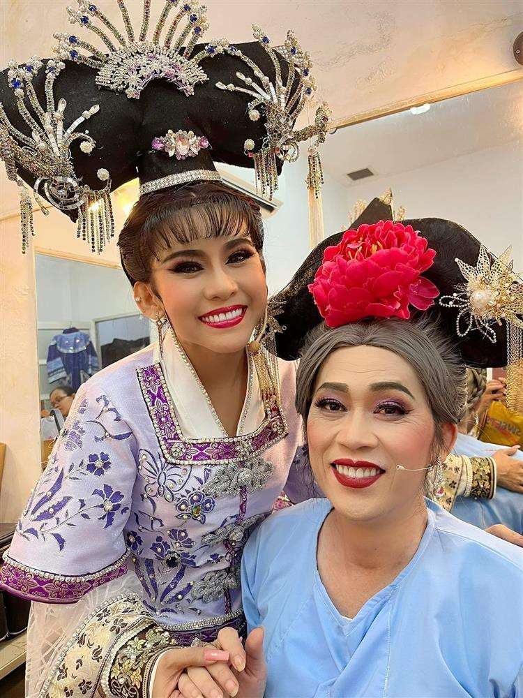 Các vai diễn giả gái dường như đã làm nên thương hiệu của Hoài Linh nên việc quay trở lại sân khấu dễ dàng hơn, anh vẫn phải tạm gác lại lời tuyên bố trước đó.