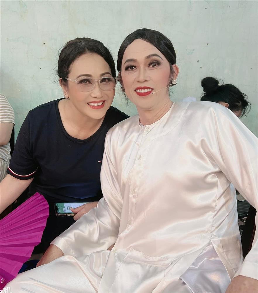 Việc liên tiếp hóa trang, nhập vai phụ nữ của Hoài Linh khiến nhiều người khó hiểu về phát ngôn trước đó của anh.