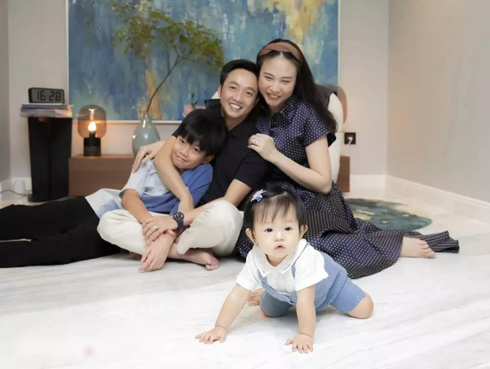 Dù thời gian gần đây Cường Đô La có tích cực tập gym để cải thiện vóc dáng nhưng khoảng cách chiều cao lại không dễ gì xóa nhòa.