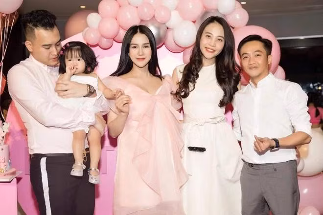 Trong tiệc sinh nhật Diệp Lâm Anh năm ngoái, cặp vợ chồng cũng có mặt và Cường Đô La cũng bị soi vóc dáng bé nhỏ. Trước đó, rất nhiều lần Cường Đô La bị soi chiều cao lẫn vóc dáng nhỏ bé trong nhiều ảnh chụp chung cùng bạn bè, người thân.