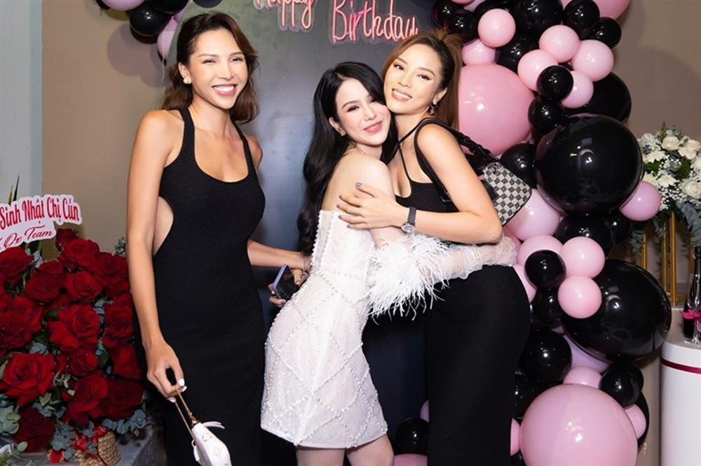 Dàn khách mời trong tiệc cũng toàn cái tên xịn sò, đình đám Vbiz như Minh Triệu, Kỳ Duyên, vợ chồng Cường Đô La - Đàm Thu Trang, Vũ Khắc ... khiến cho buổi party thêm phần chú ý.