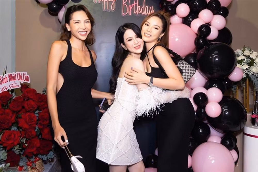 Dàn khách mời trong tiệc cũng toàn cái tên xịn sò, đình đám Vbiz như Minh Triệu, Kỳ Duyên, vợ chồng Cường Đô La - Đàm Thu Trang, Vũ Khắc ... khiến cho buổi party thêm phần chú ý.