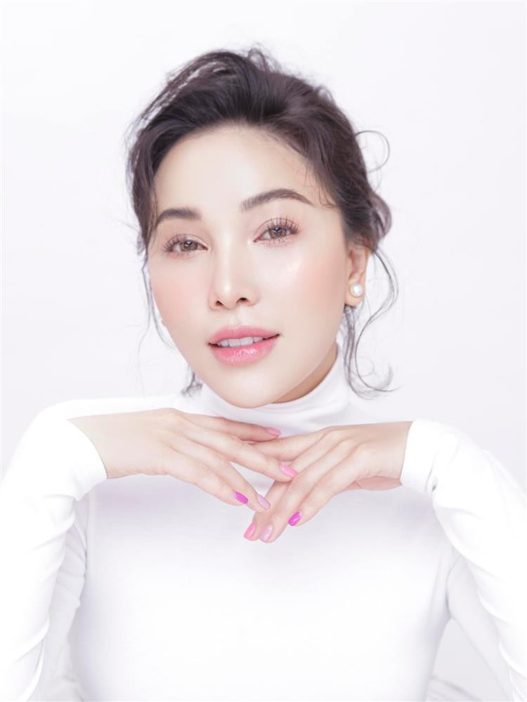 rong một bức ảnh khác đăng tải trên MXH trước khi nổ ra drama tình ái, Quỳnh Thư từng chia sẻ kèm: "Nếu yêu anh là sai thì em không cần phải đúng".