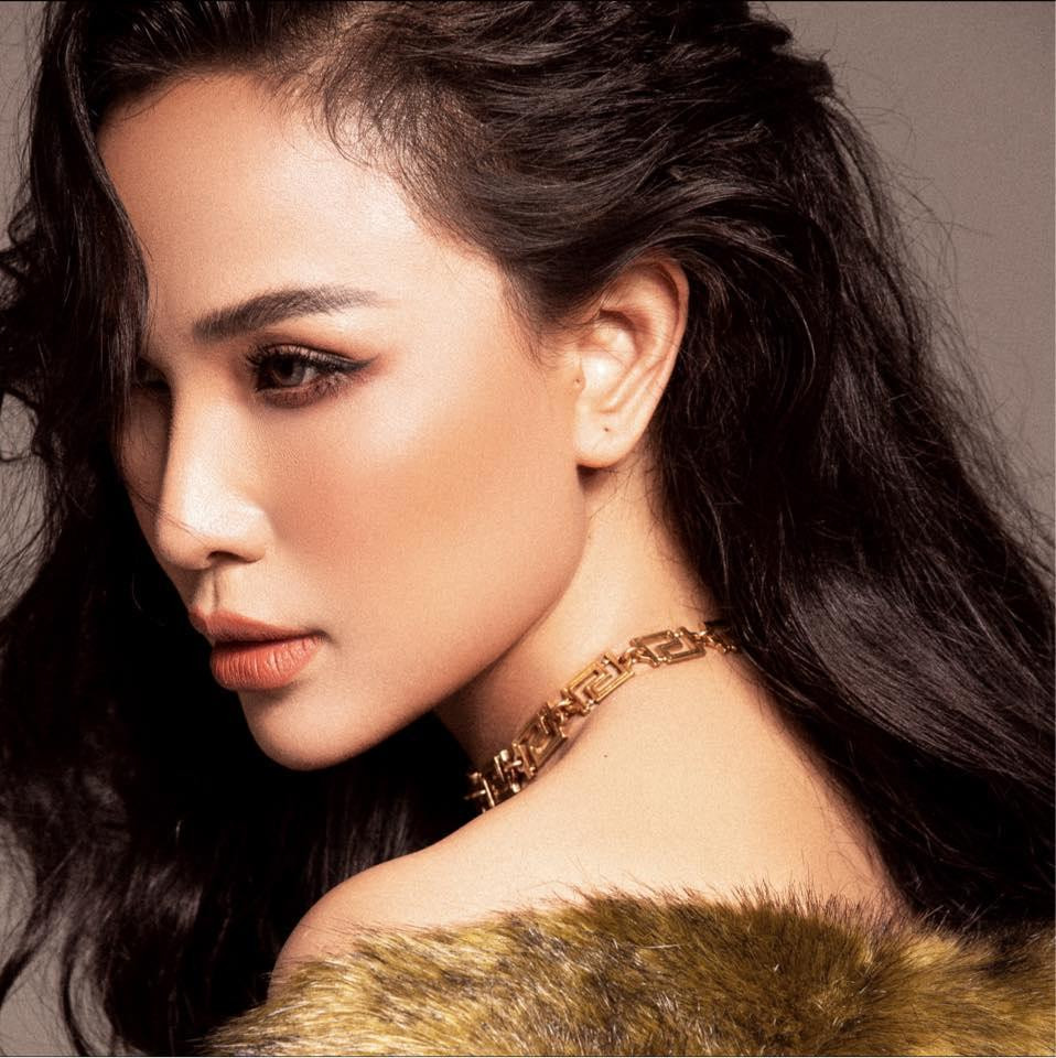 ụ thể, cô khen quan điểm "chọn B, không nhìn về A nữa" của giọng ca gốc Thái Bình là "chuẩn không cần chỉnh", đúng thời điểm anh đang vướng vào ồn ào tình ái với Thiều Bảo Trâm cũng như được cho là chuẩn bị kết hôn với Hải Tú.