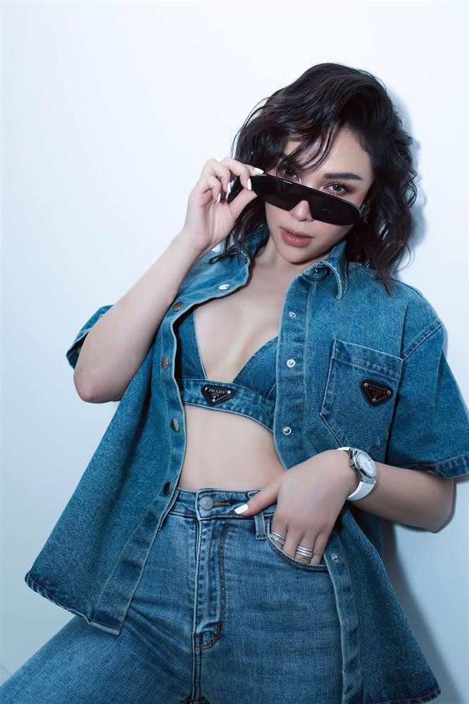 uất hiện tại một sự kiện, được hỏi về tin đồn tình cảm với người đã có gia đình, bạn thân Ngọc Trinh cho hay: "Tiêu chí người yêu của tôi khá cao, nếu đồn tôi cặp với thiếu gia, đại gia thì cũng là bình thường thôi".