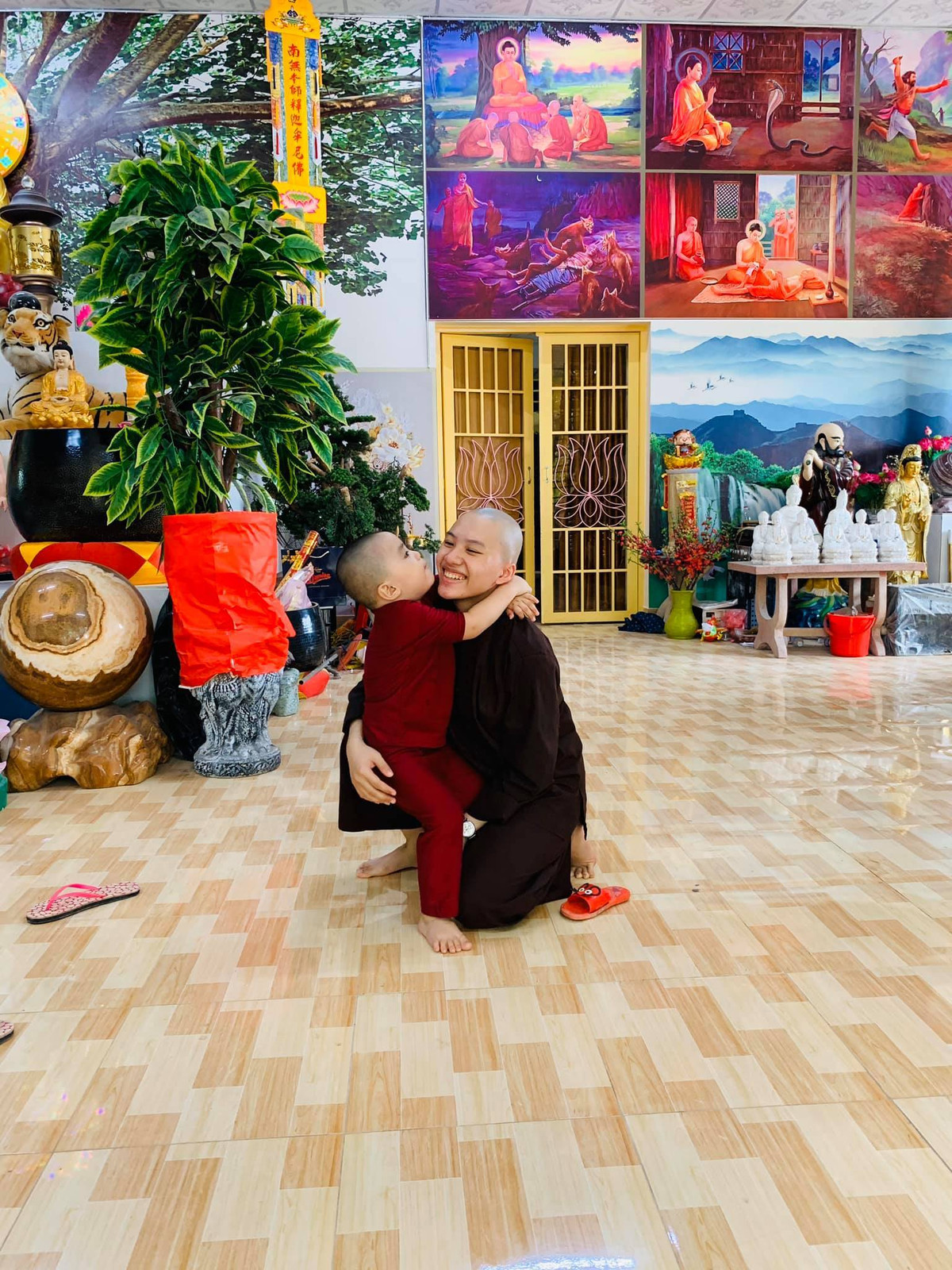 Cô cũng hay chia sẻ các video ca hát cùng hai thành viên Tịnh thất Bồng Lai là Nhất Nguyên và Hoàn Nguyên (từng thi Tuyệt đỉnh song ca mùa 2017 và dừng chân từ vòng ngoài). 