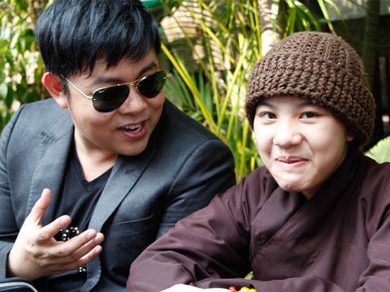 Sau cuộc thi, Huyền Trân chính thức thành ca sĩ. Cô được trường trao học bổng, thường đi diễn cuối tuần. Khi Quang Lê làm liveshow Hát trên quê hương 3, anh mời Huyền Trân tham gia, nhận xét nữ ca sĩ có “chất giọng bản năng rất đẹp". Sau show này, Quang Lê nhận Huyền Trân làm nuôi, ký hợp đồng để cô làm nghệ sĩ của công ty.