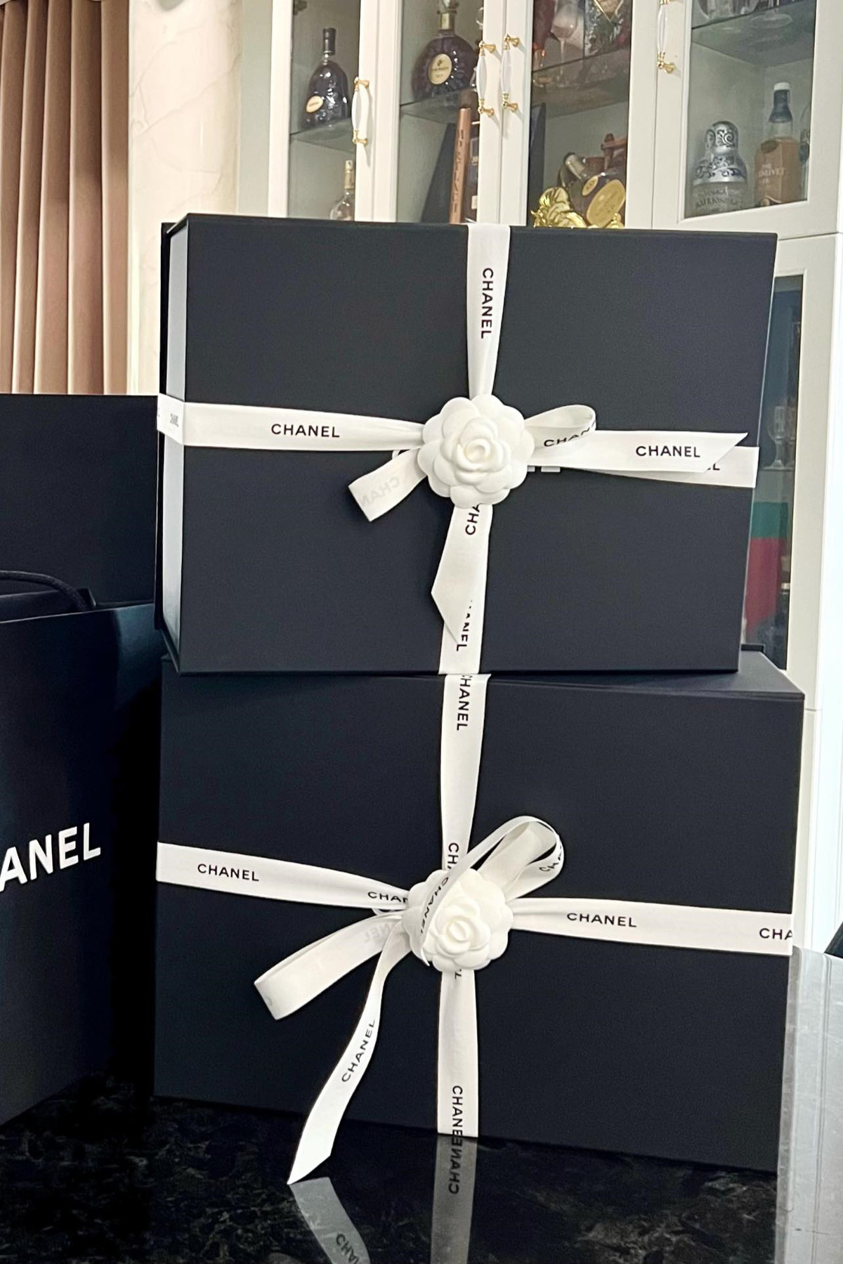 Trinh Kim Chi duoc chong dua di mua tui hieu mung sinh nhat-Hinh-2