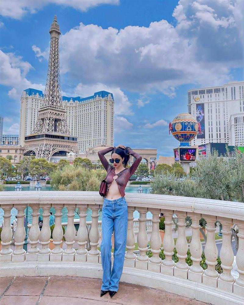 hân dài kết hợp cùng quần jeans ống rộng, giày mũi nhọn, túi kẹp nách tăng vẻ ngoài thời thượng.