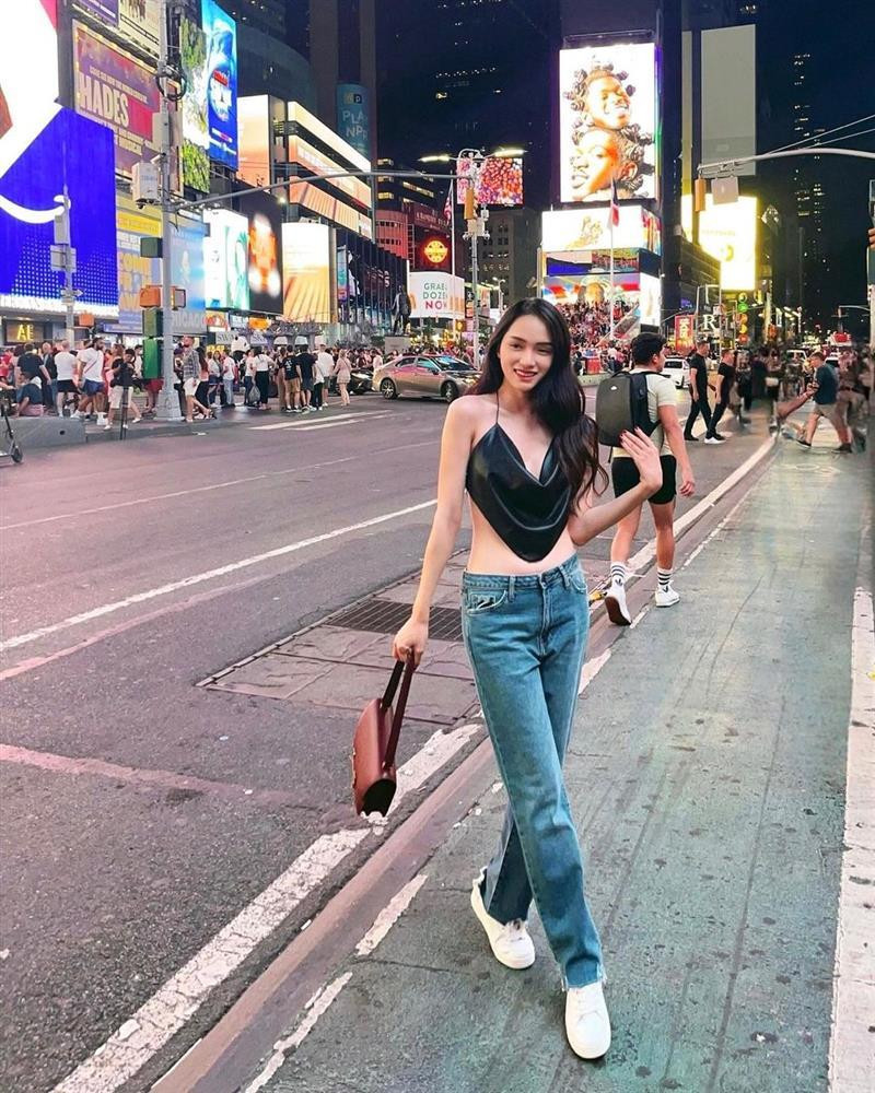 hả dáng ở đại lộ Times Square (New York, Mỹ), Hoa hậu Hương Giang chọn chiếc áo lụa nhỏ xíu với dây quàng qua cổ mỏng manh mix cùng quần jeans ống suông và sneaker.