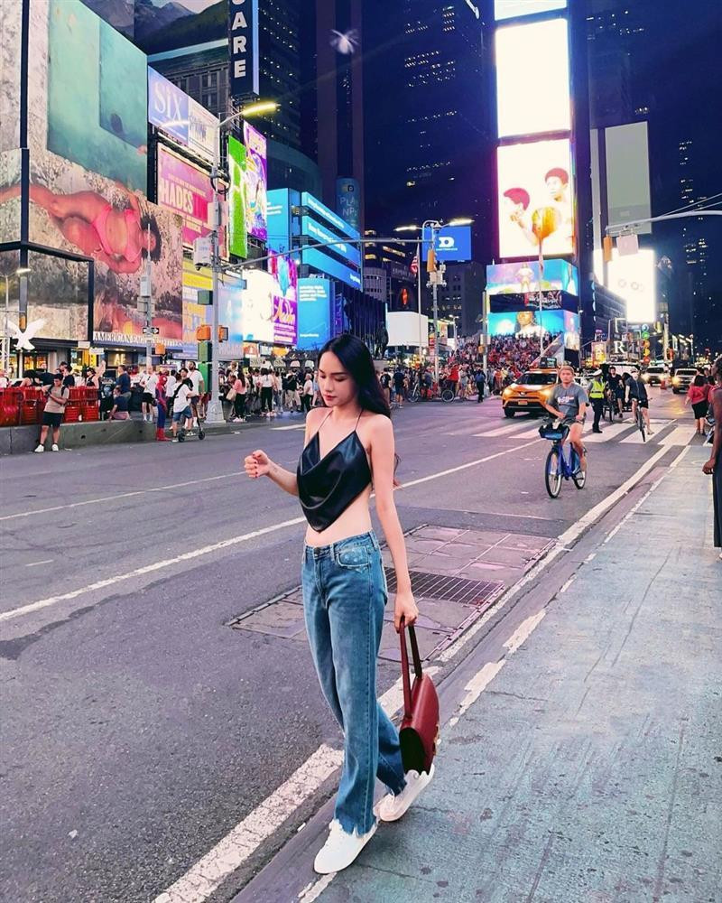 áng nói, bình thường ở nhà, Hương Giang trung thành với style tổng tài không thì bánh bèo, kín đáo mà trong chuyến du ngoạn trời Tây này, người đẹp bung lụa, mang cả "tủ đồ" toàn items "lạnh bụng".