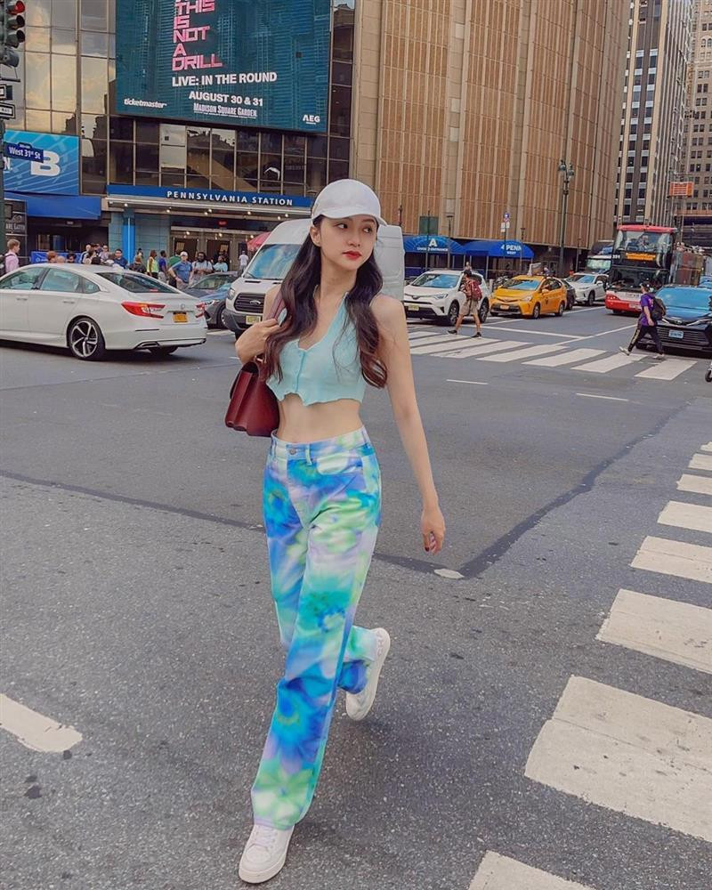 ữ ca sĩ tiếp tục trưng diện chiếc áo chẳng tày gang, ngắn cũn cỡn với quần suông màu loang cá tính.