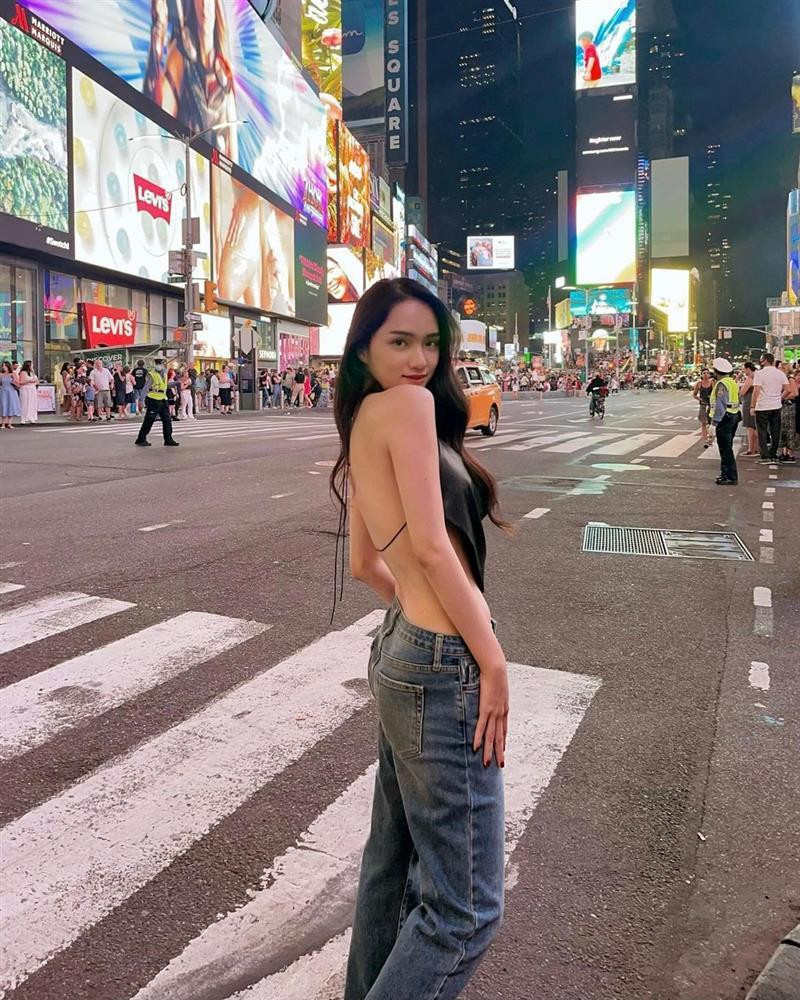 uy nhiên, nhìn đằng trước còn thấy áo của nữ ca sĩ chứ từ phía sau thì chỉ thấy toàn bộ lưng trần và một chiếc dây áo như cọng bún.