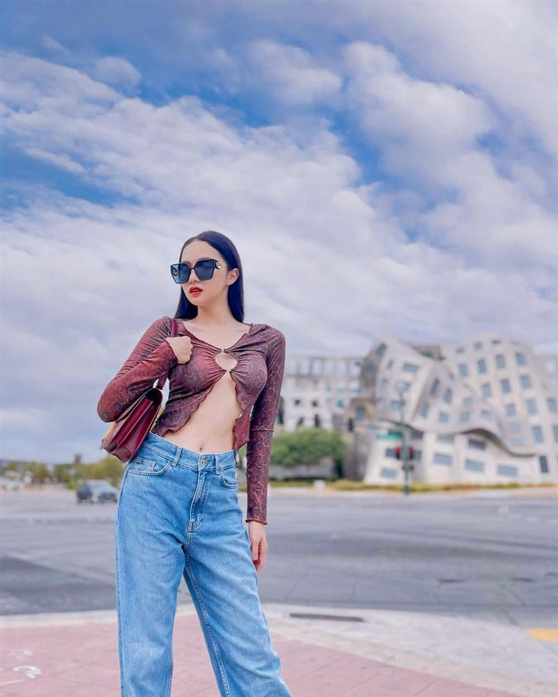 ặc bạn trai Matt Liu ở nhà khoe ảnh bên những chân dài khác ở sân golf, nữ ca sĩ cũng khoe loạt ảnh sốt sình sịch chẳng kém cạnh.