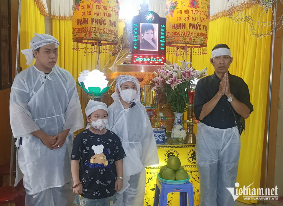 Ông xã cố ca sĩ nén đau thương cùng các con lo chu toàn tang lễ cho vợ. Sự ra đi đột ngột của Hà Lan Phương khiến ông xã không thể chấp nhận. Anh nói: “Đến giờ tôi vẫn chưa thể tin được vợ mình đã qua đời”.