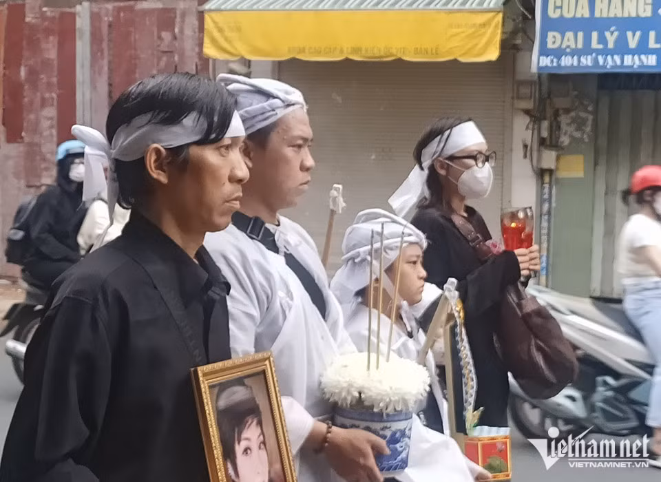 Gia đình nhỏ của cố ca sĩ dẫn đầu đoàn di quan. Ông xã Hà Lan Phương nhớ lại có lần vợ nói có một nguyện ước lớn lao là được sống cùng các con, đồng hành với chúng trong quá trình trưởng thành.