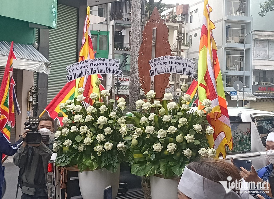 Dù không thể có mặt trực tiếp tiễn đưa Hà Lan Phương lần cuối, ca sĩ Long Nhật vẫn gửi hoa viếng, bày tỏ thương tiếc trước sự ra đi đột ngột của giọng ca Tình si.